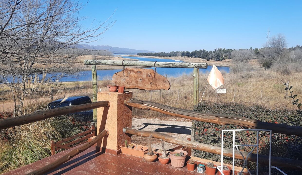 TERRAZA DE LA CASA PRINCIPAL MIRANDO AL LAGO LOS MOLINOS