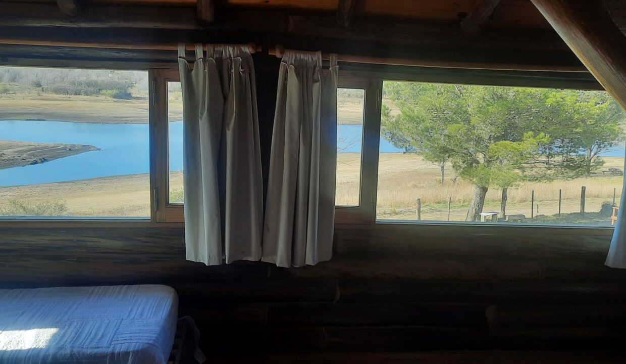 VISTA AL LAGO DESDE EL DORMITORIO EN PLANTA ALTA