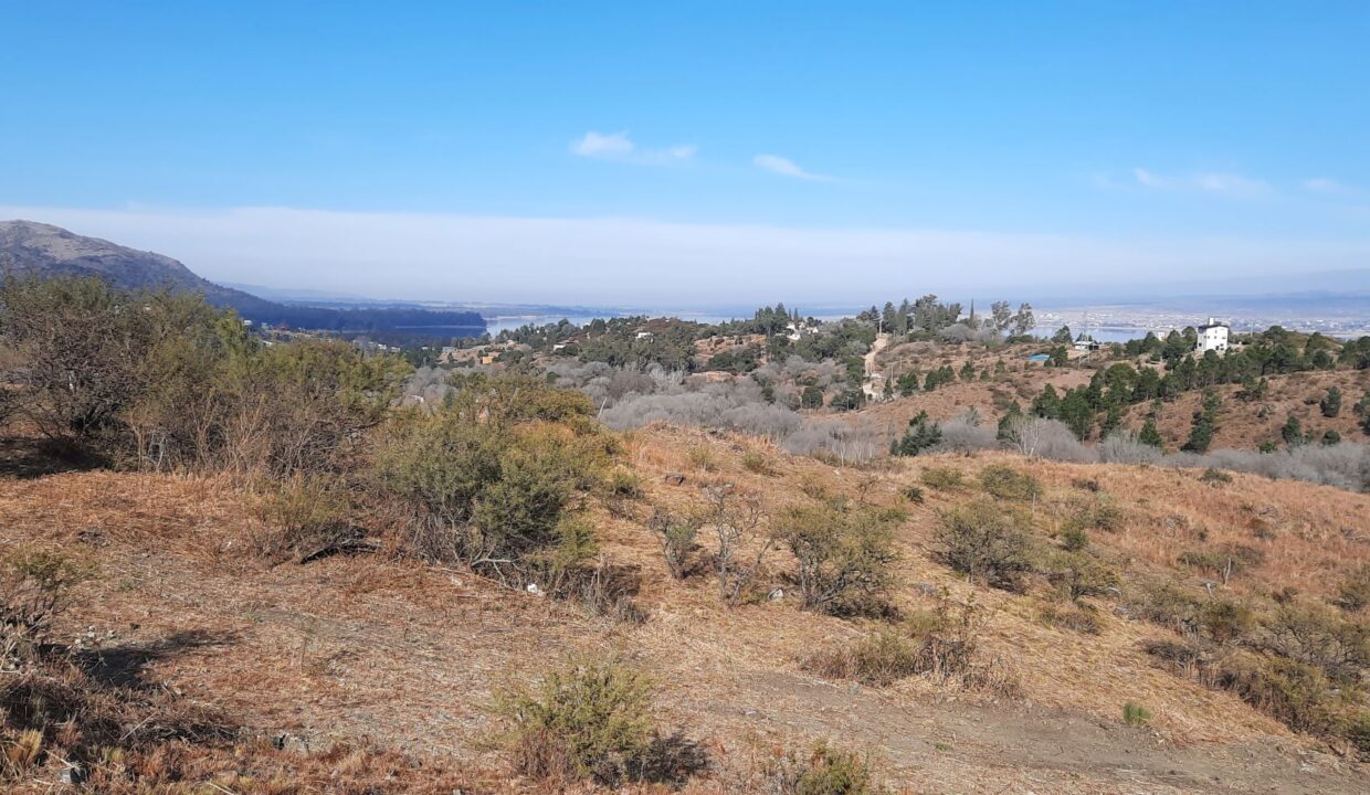 DESDE EL PUNTO MÁS ALTO DEL LOTEO CON ESPECTACULARES VISTAS AL LAGO